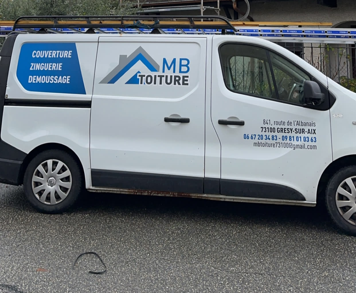 Camion et équipe MB Toiture sur chantier
