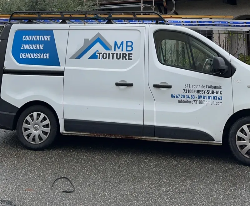 Camion et équipe MB Toiture sur chantier