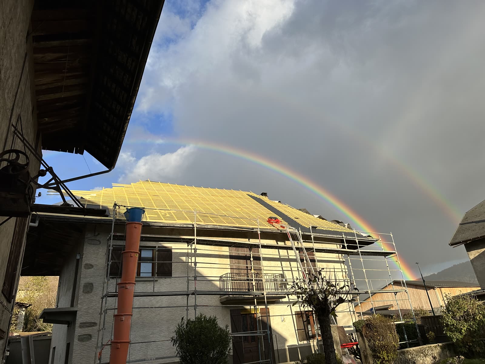 Toiture sous un arc-en-ciel — MB Toiture, couvreur en Savoie